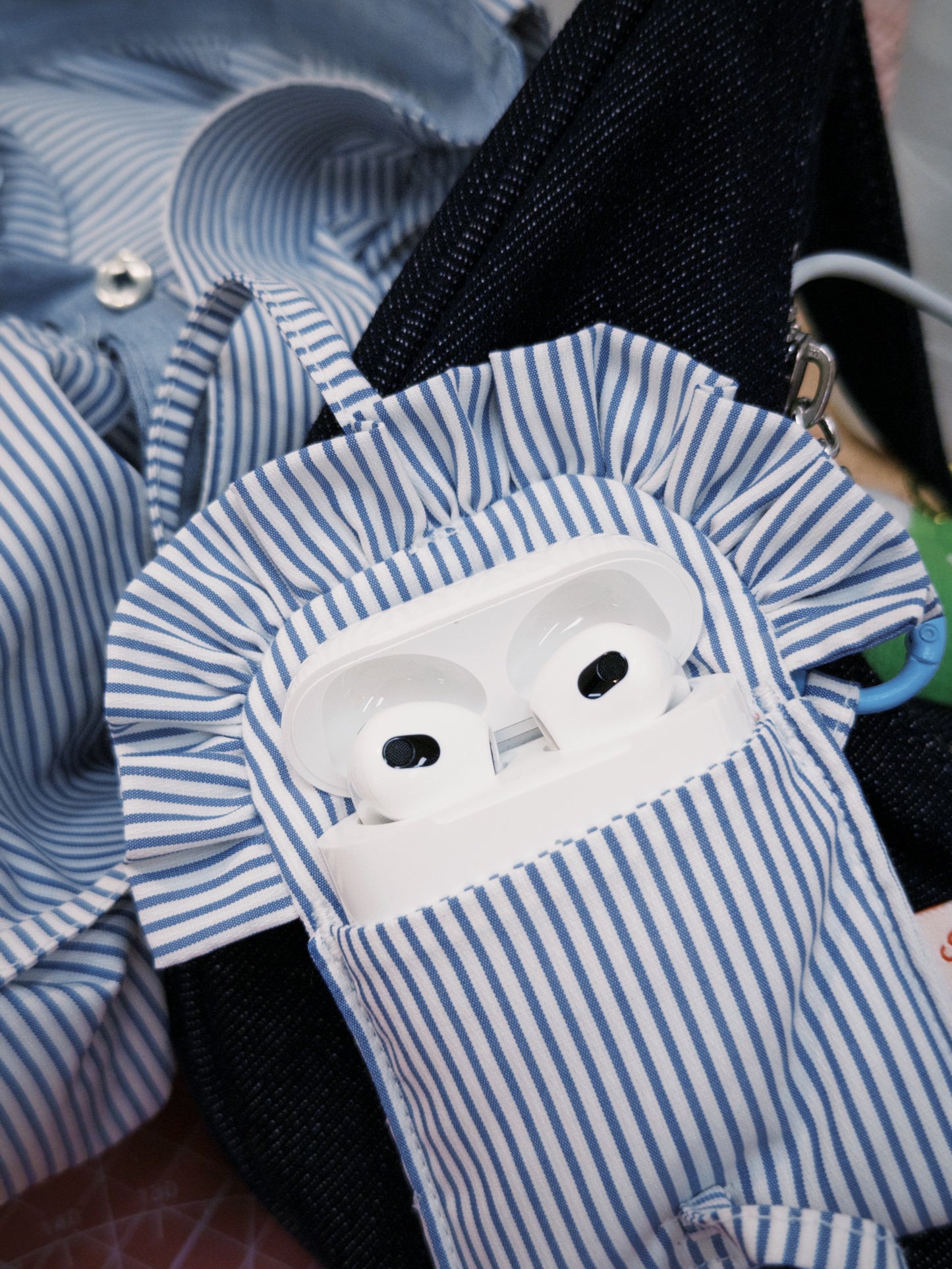 Ruffle AirPods Pouch（AirPods Pro2/Pro3 | 綁結款 | 藍白直間）