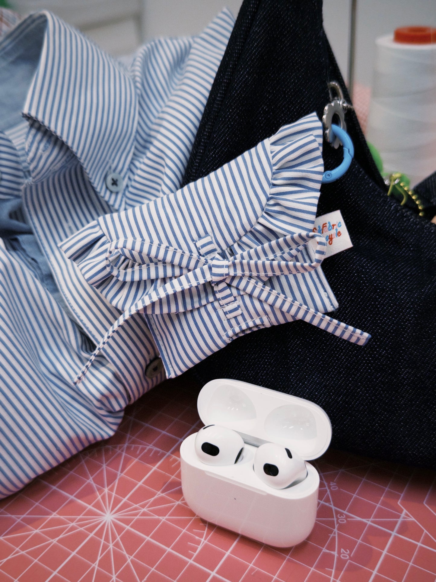 Ruffle AirPods Pouch（AirPods Pro2/Pro3 | 綁結款 | 藍白直間）