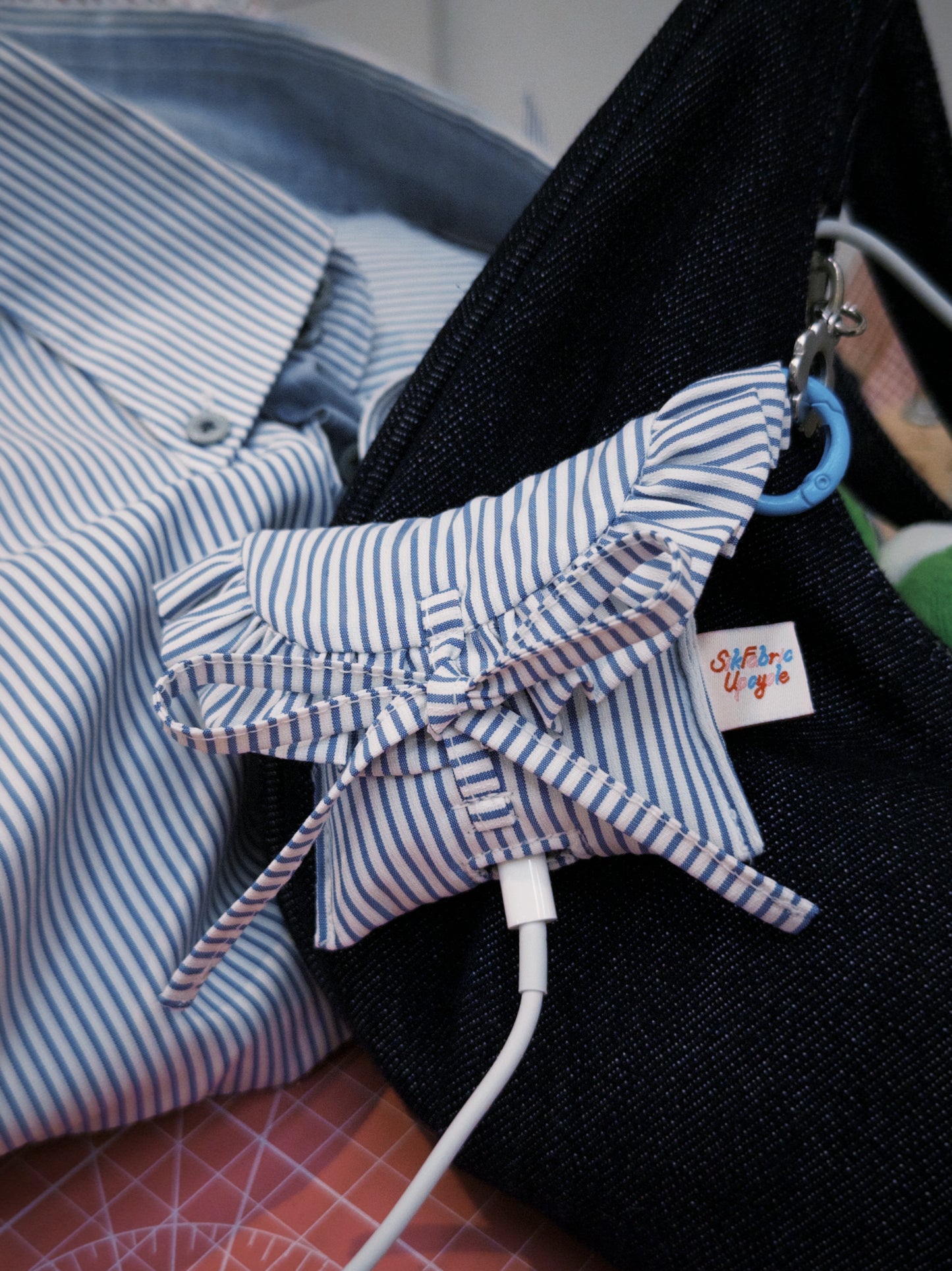 Ruffle AirPods Pouch（AirPods Pro2/Pro3 | 綁結款 | 藍白直間）