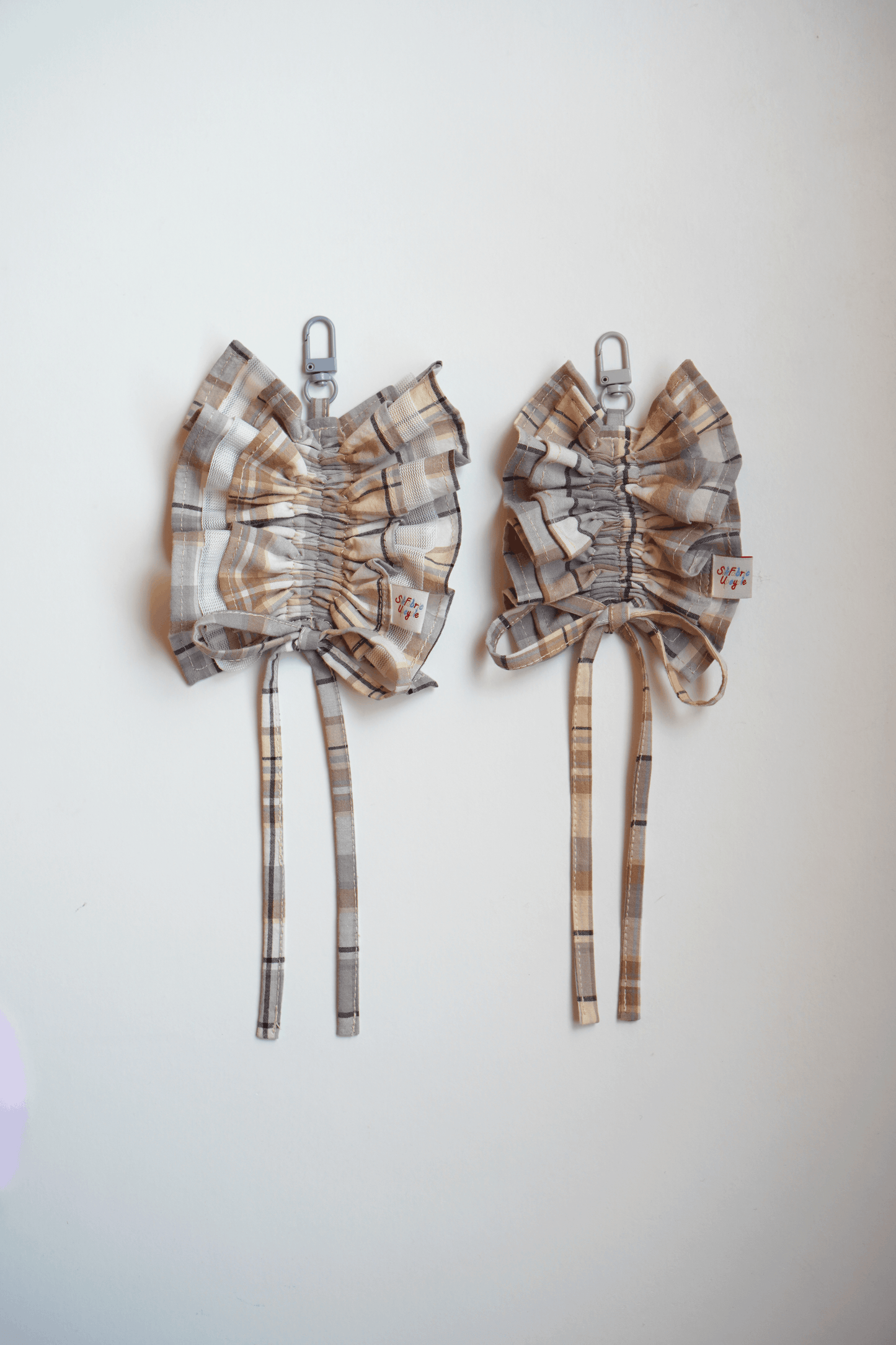 Ruffled Keychain | L size | Grey