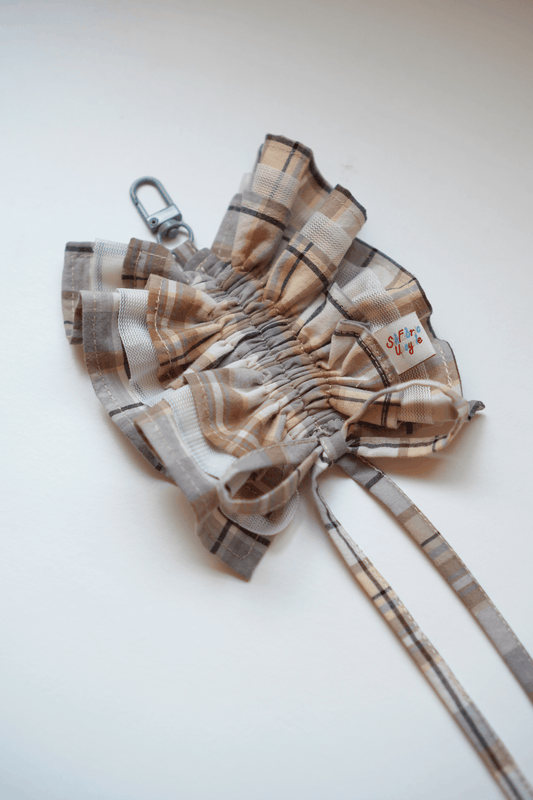 Ruffled Keychain | L size | Grey